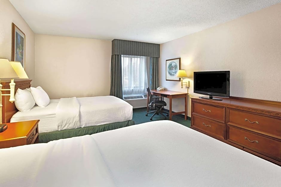 La Quinta Inn & Suites by Wyndham Detroit Canton