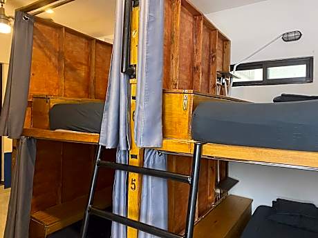 6 People in 6-Bed Dormitory with En-Suite - Mixed