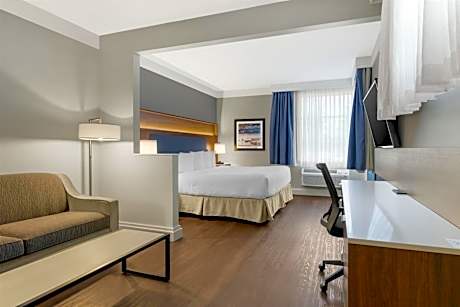 King Suite - Pet Friendly/Non-Smoking