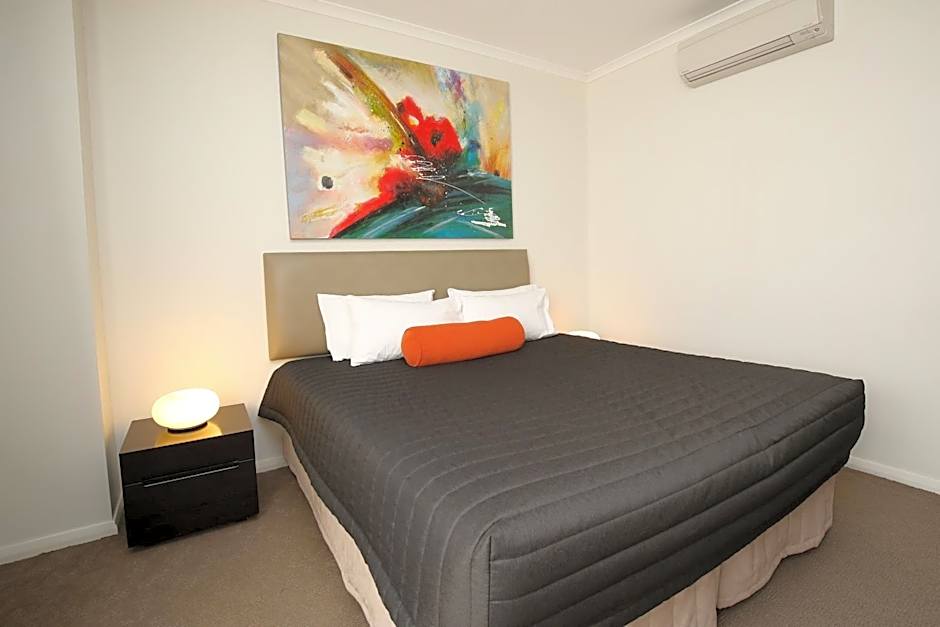 Indulge Apartments - Ontario