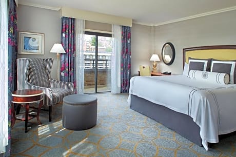 Accessible Premier Room with Roll in Shower 1 King Bed