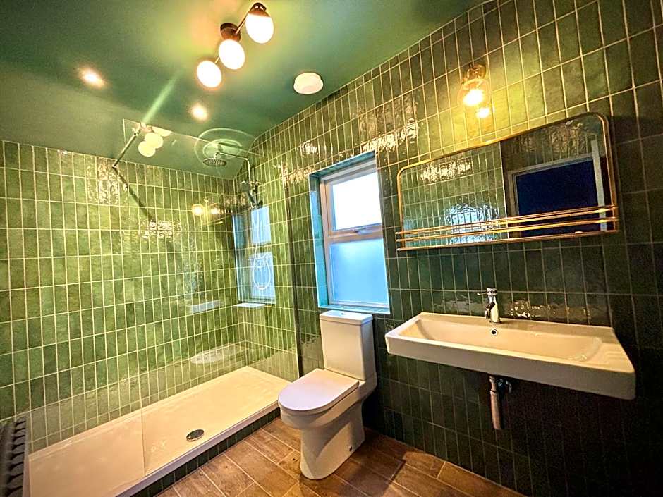 ROOMS AT THE QUAYSIDE - stylish en-suite rooms on Poole Quay all fully refurbed