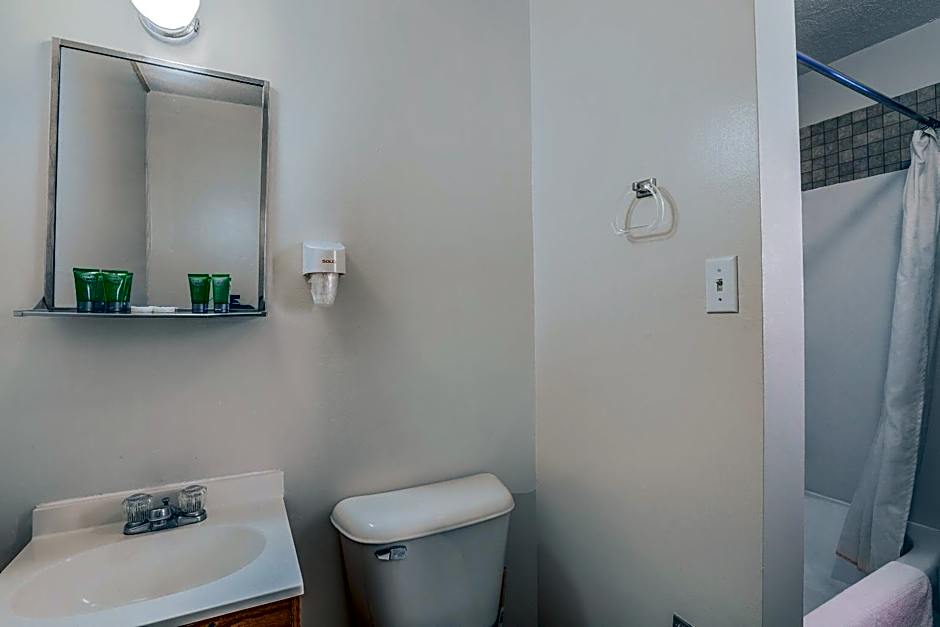 Love Hotels Silver Street by OYO at Hurley WI