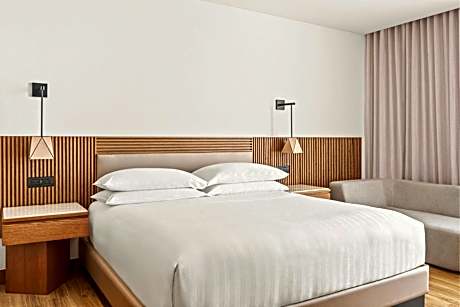 One-Bedroom Suite - Club Lounge Access