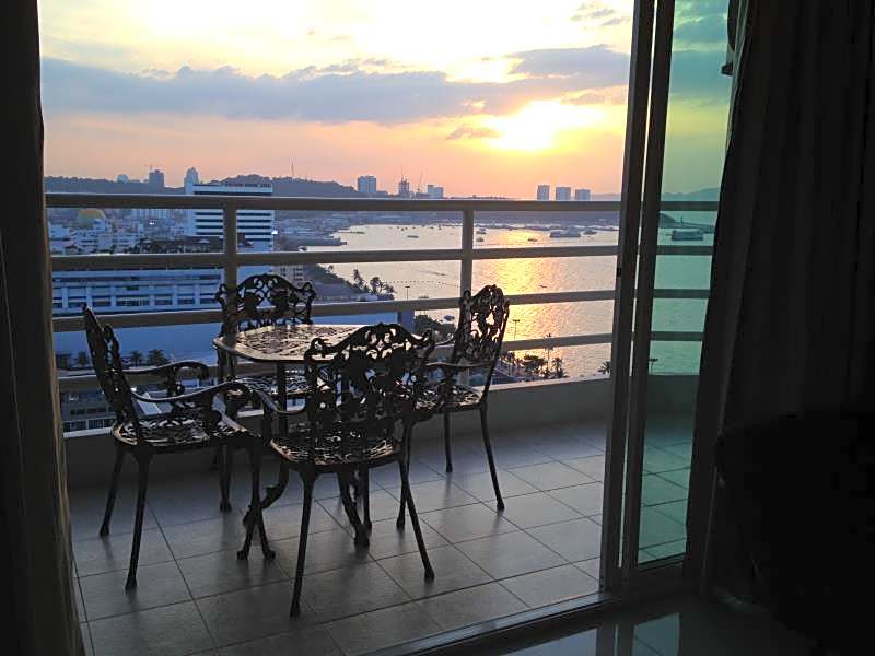 View Talay 6 Pattaya Beach Condominium by Honey