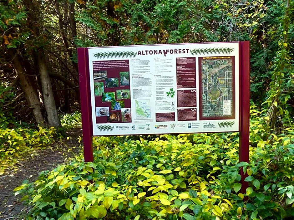 Stylish 2BR: w/free parking & streaming!