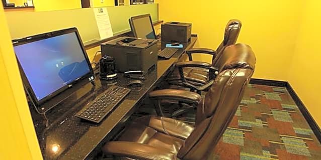 Holiday Inn Express and Suites Detroit North-Troy By IHG