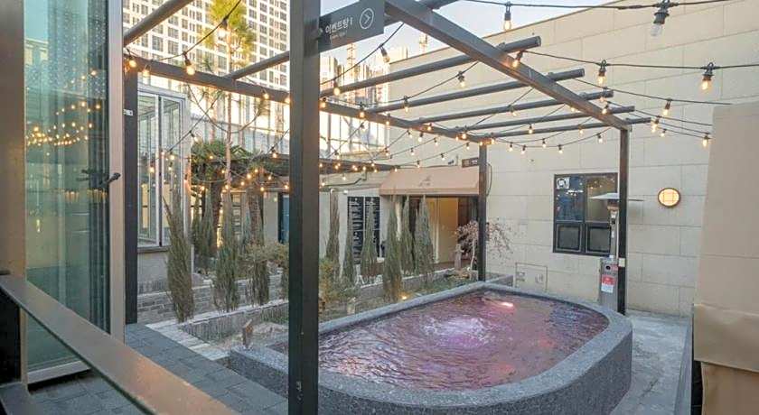 Hotel February Dong Seong Ro