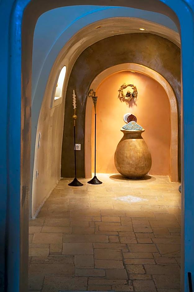 Heliophos Boutique Caves