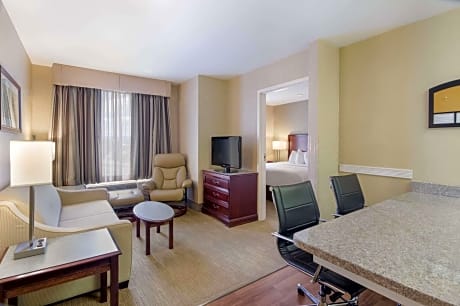 1 king bed, suite, nonsmoking, accessible