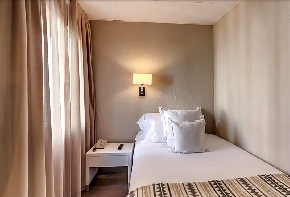 Photo 1 of 4 of Single Room