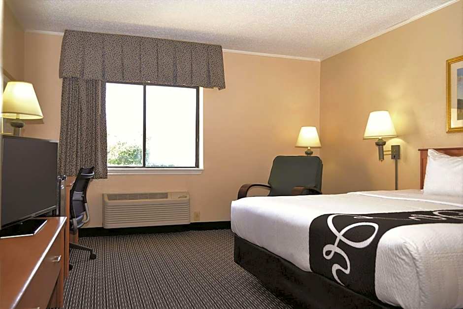 La Quinta Inn & Suites by Wyndham Tampa East Fairgrounds