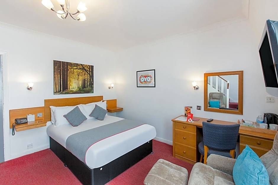 OYO Stade Court Hotel