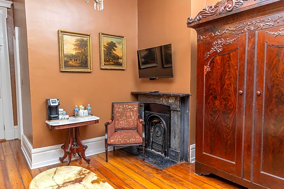 Lamothe House Hotel