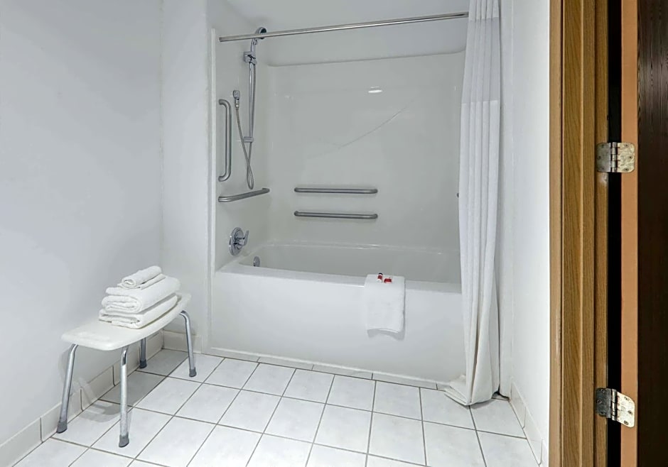 Days Inn & Suites by Wyndham Bentonville