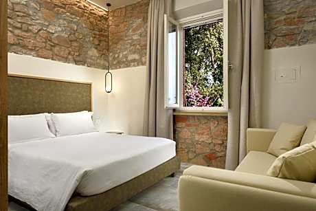 One-Bedroom Apartment - First Floor (4 Adults)