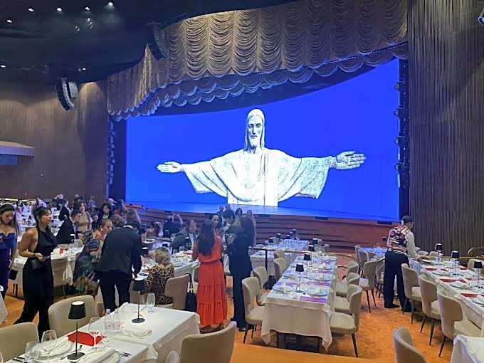 Ap grande e ultramoderno e no ponto estratégico de Copacabana