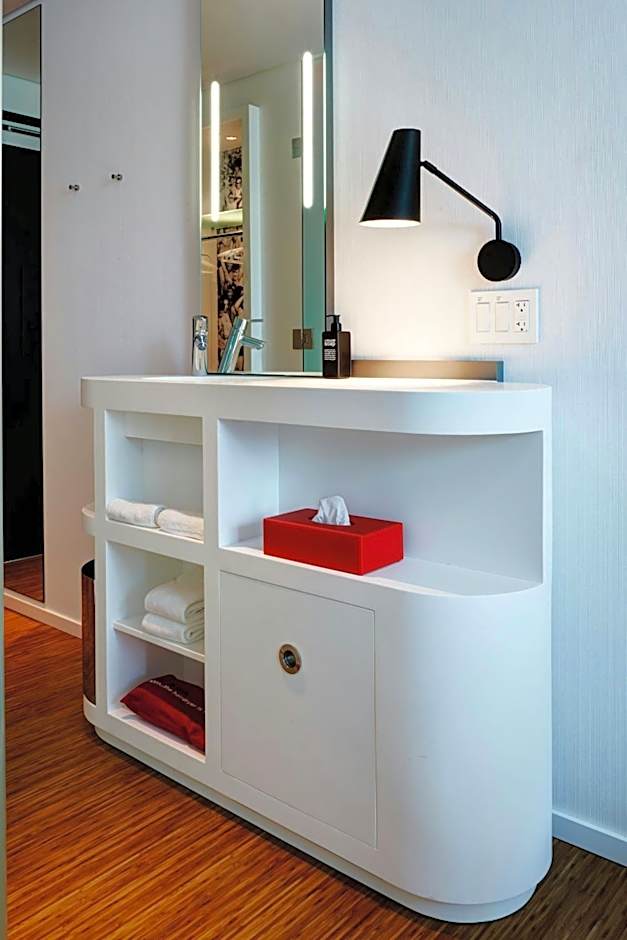 citizenM Los Angeles Downtown