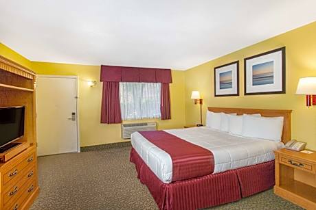 Queen Studio Suite - Non-Smoking