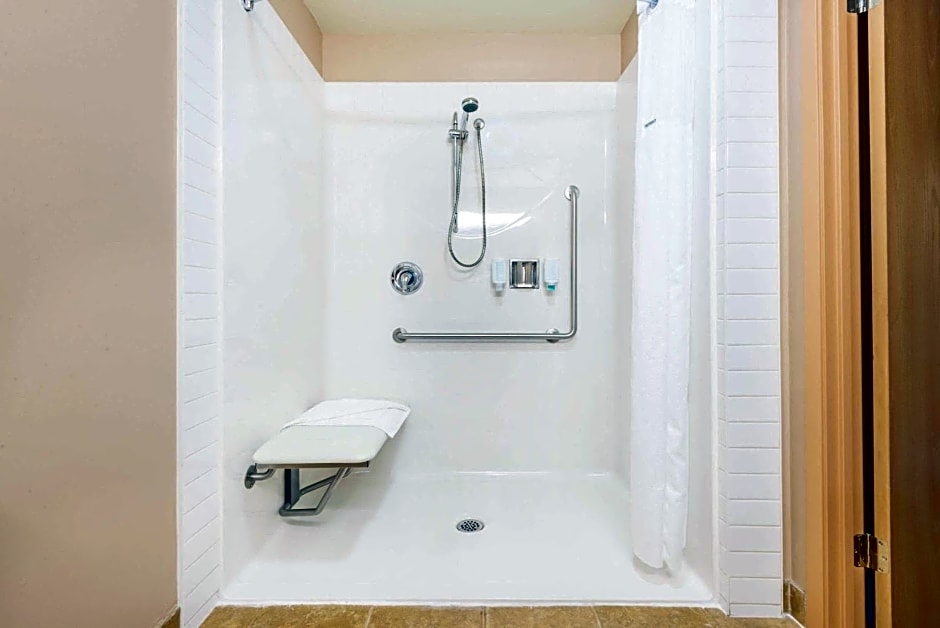 Photo 1 of 3 of Queen Room - Disability Access - Non-Smoking