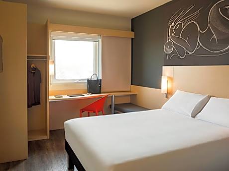 1 Queen Size Bed with satellite TV, bathroom and unlimited WIFI