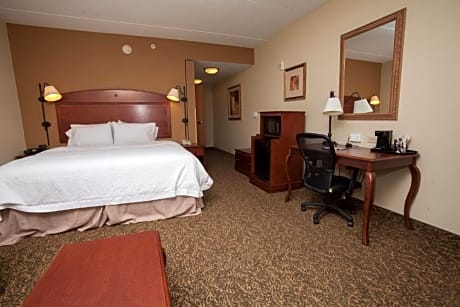 1King/ 2 Queen Beds 2 Room Suite Nonsmoking