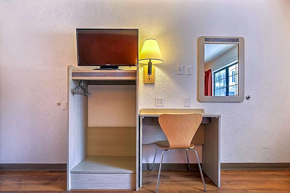 Super 8 by Wyndham Livermore