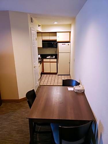 Hawthorn Suites by Wyndham Detroit Warren