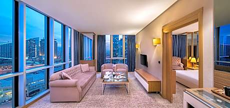 Executive Suit with 1 kingsize bed and a living room