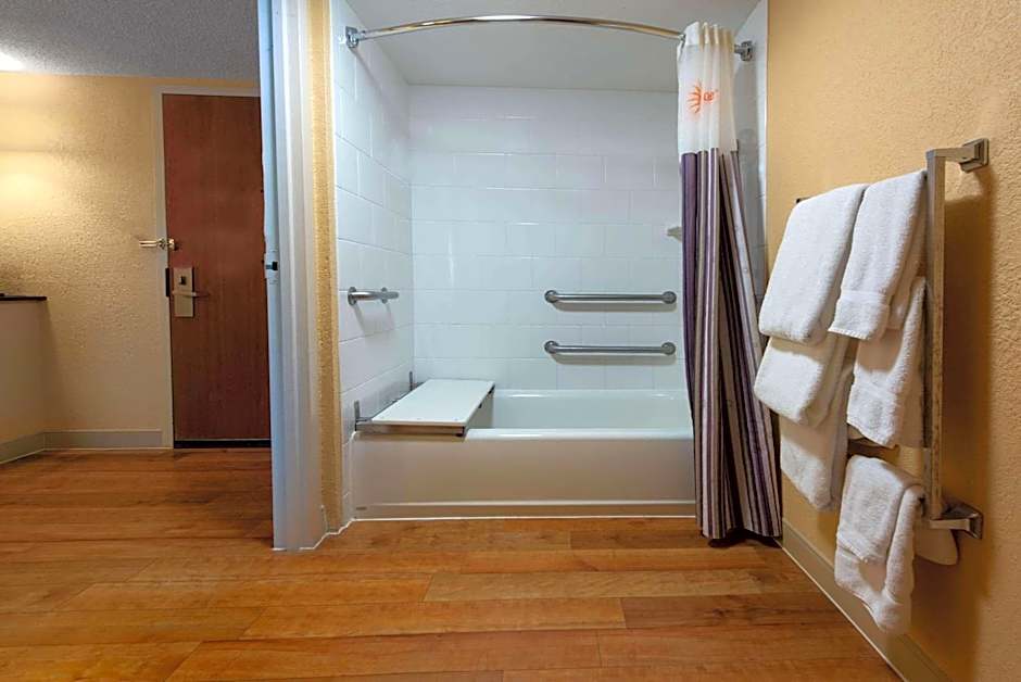 La Quinta Inn & Suites by Wyndham Deerfield Beach I-95