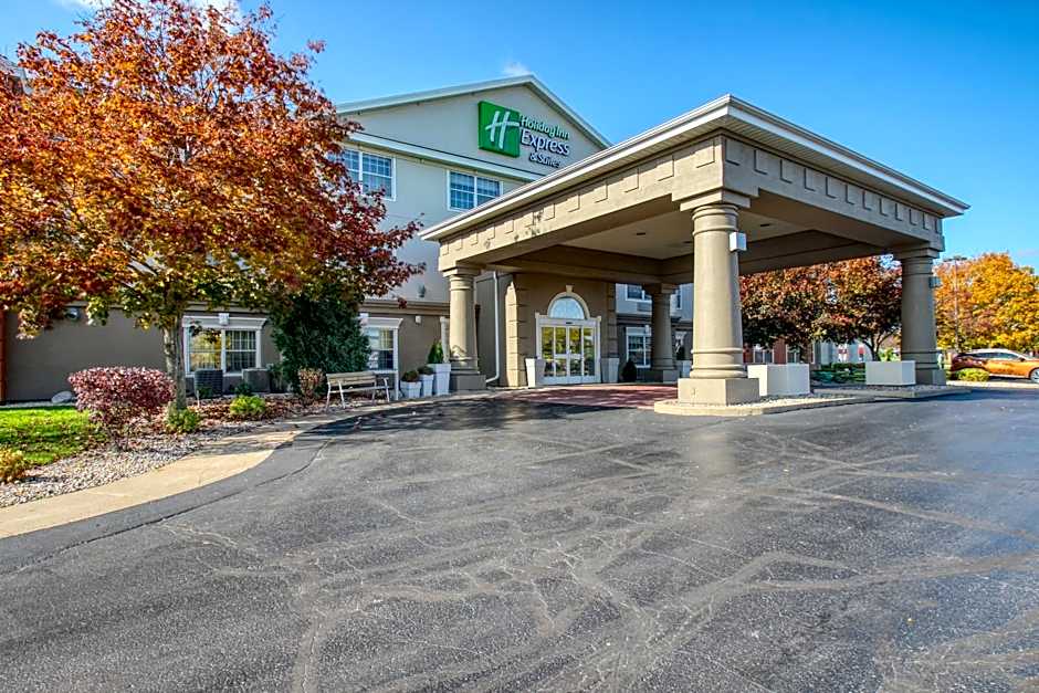 Photo 1 of 50 of Holiday Inn Express Hotel & Suites Oshkosh - State Route 41 By IHG