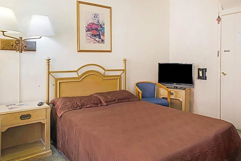 OYO Cameron Historic Hotel Brownsville I-69E