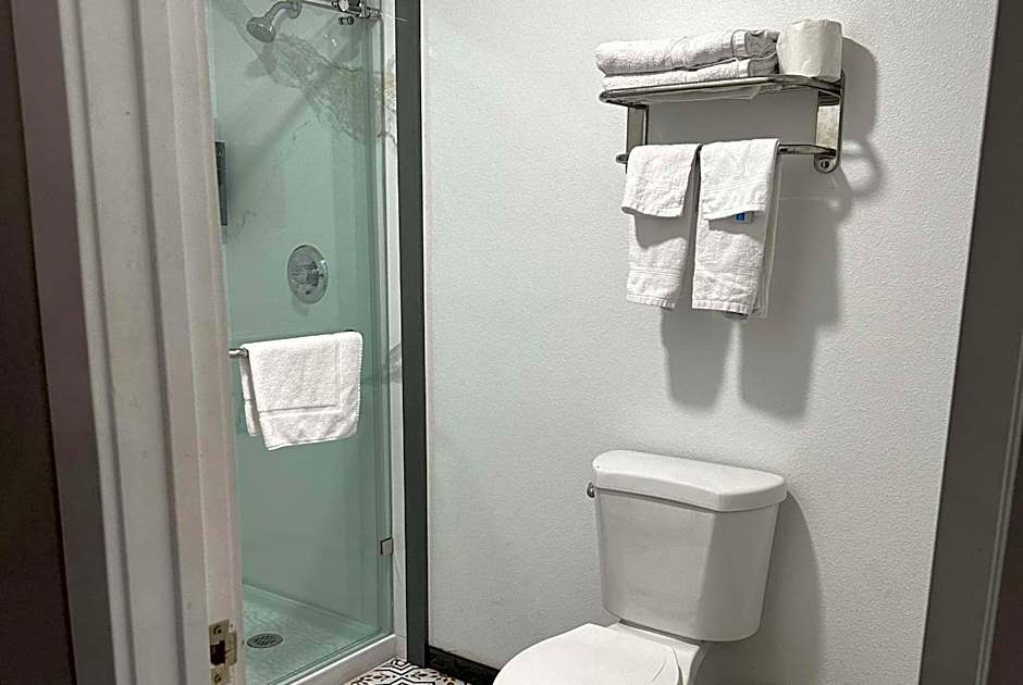 Super 8 by Wyndham Oceanside Downtown