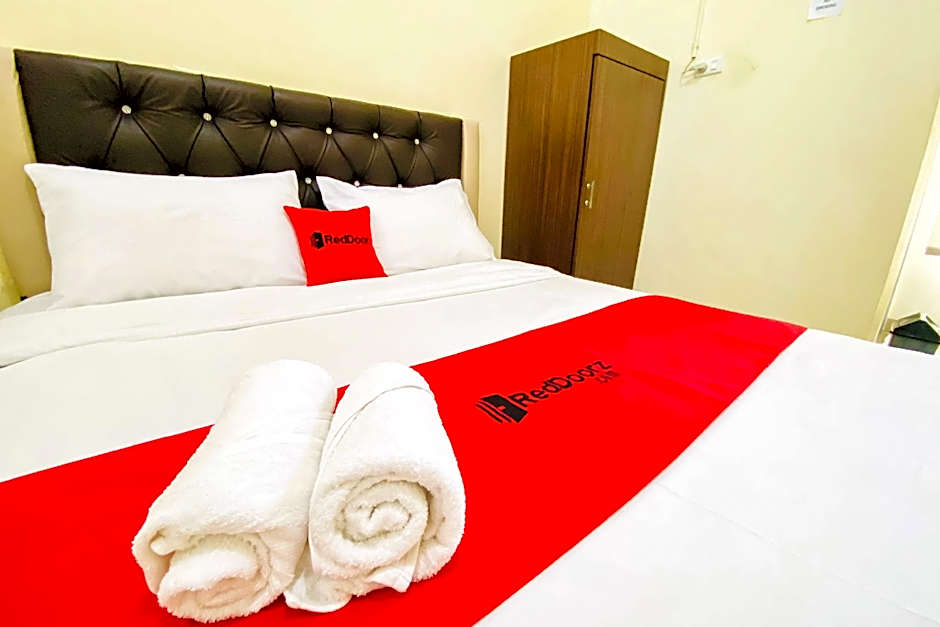 RedDoorz @ Shine Guest House Tebing Tinggi