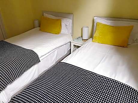 Budget Twin Room with a Shared Bathroom