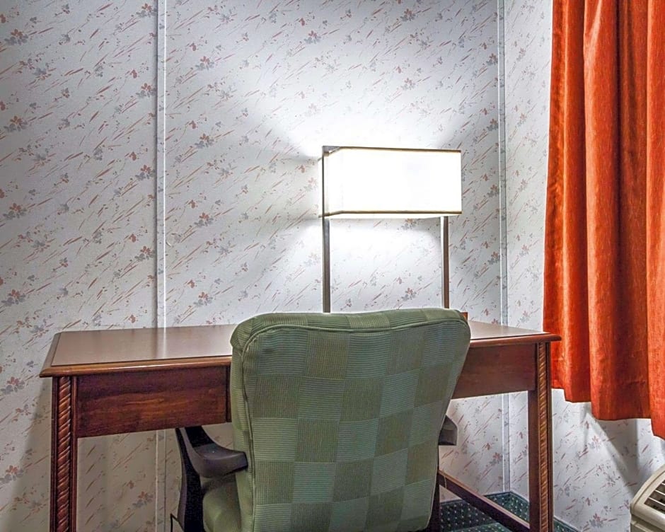 Rodeway Inn & Suites Brunswick near Hwy 1