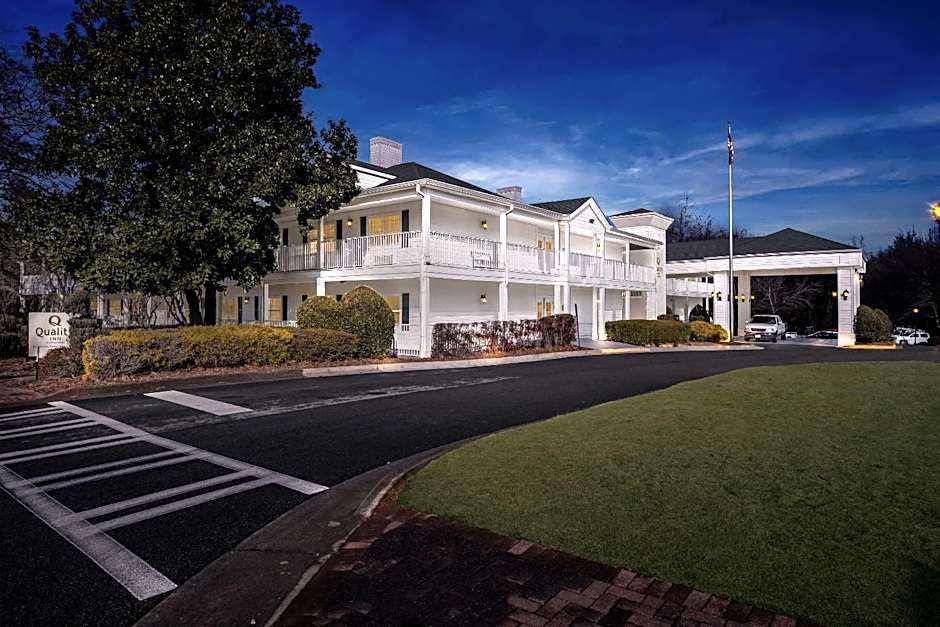 Quality Inn Fayetteville Near Historic Downtown Square