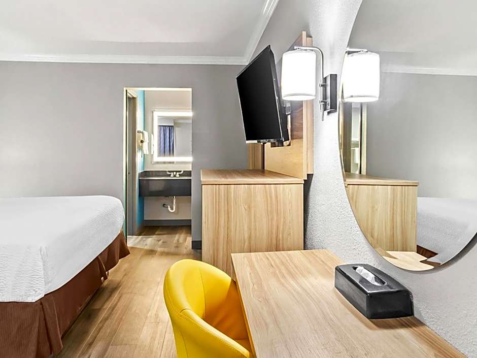 Days Inn by Wyndham Houston East