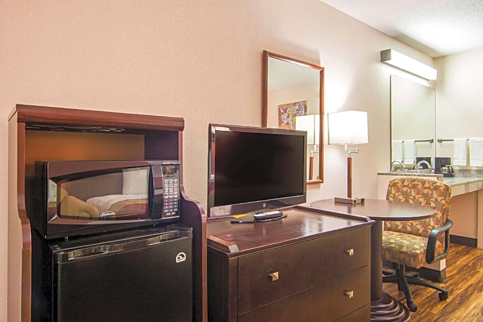 Econo Lodge Madison Airport