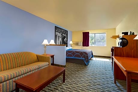 1 King Bed Smoking