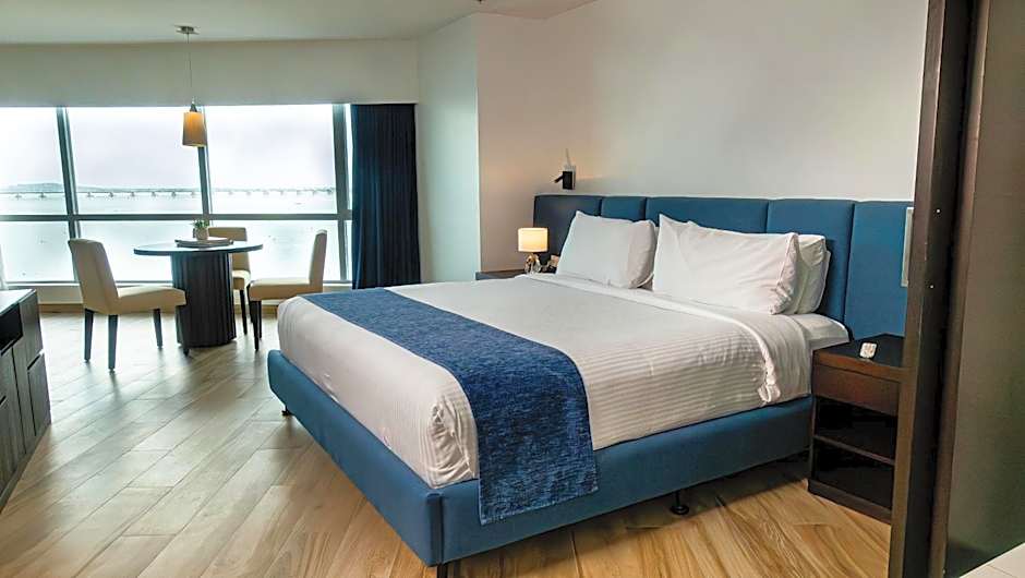 Wyndham Guayaquil, Puerto Santa Ana