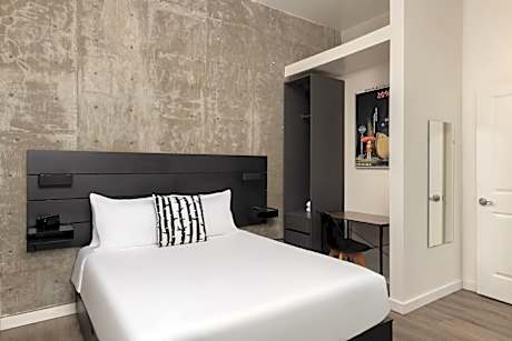 3 Queen Beds 3-Bedroom Group Suite Non-Smoking