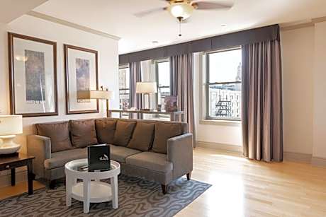 One-Bedroom Junior Suite with One King Bed