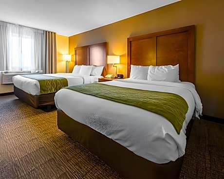 Quadruple Room with One King Room and One Queen Room - Accessible/Non-Smoking