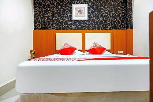 OYO Flagship 91245 Rika Hotel Makassar
