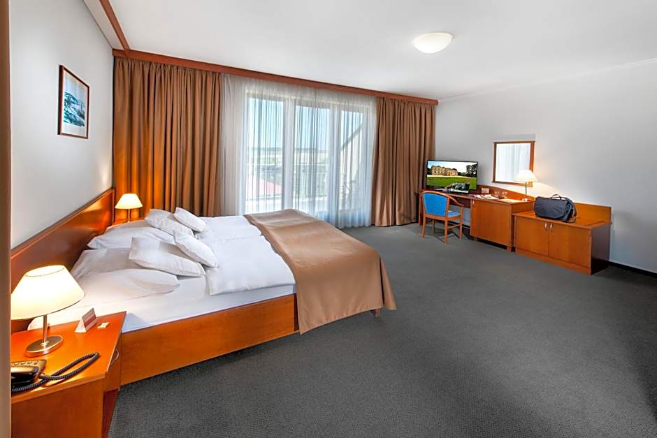 April hotel Panorama