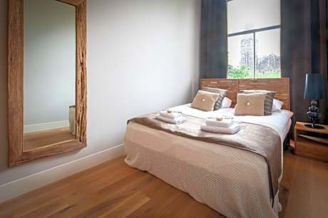 Large One-Bedroom Apartment with Two Single Beds