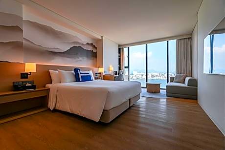 Grand Deluxe Ocean + Lake View- King Breakfast & Swimming