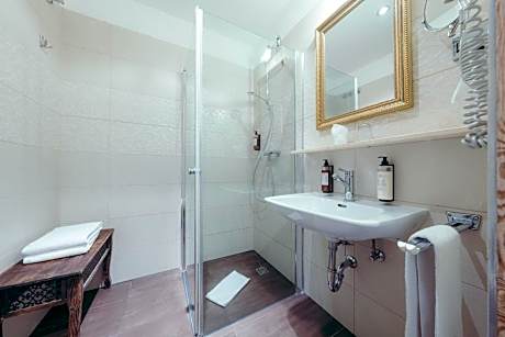 Double Room with Street View