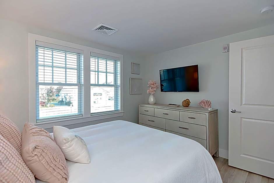 Harbourtown Suites on Plymouth Harbor